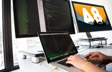 Programmierung auf dem Laptop Arbeiten am Laptop