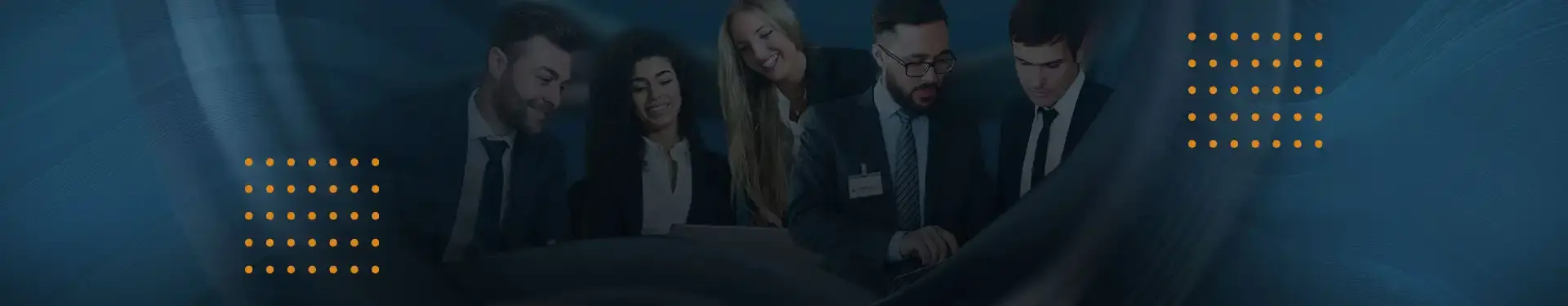 Ein Team von Mitarbeitern bespricht am Laptop die professionelle Betreuung und Pflege Ihrer Webseite.