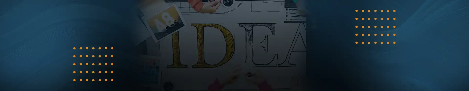 Headerbild: Hände skizzieren das Wort IDEE – der Anfangspunkt für kreatives Webdesign und Entwicklung.