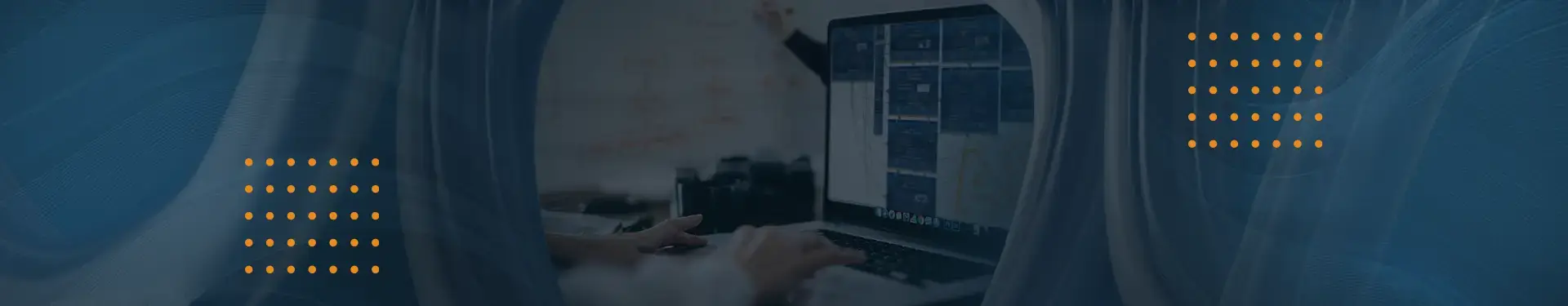 Headerbild: Hände arbeiten am Laptop an einer Projektübersicht für individuelle Webseiten-Lösungen.