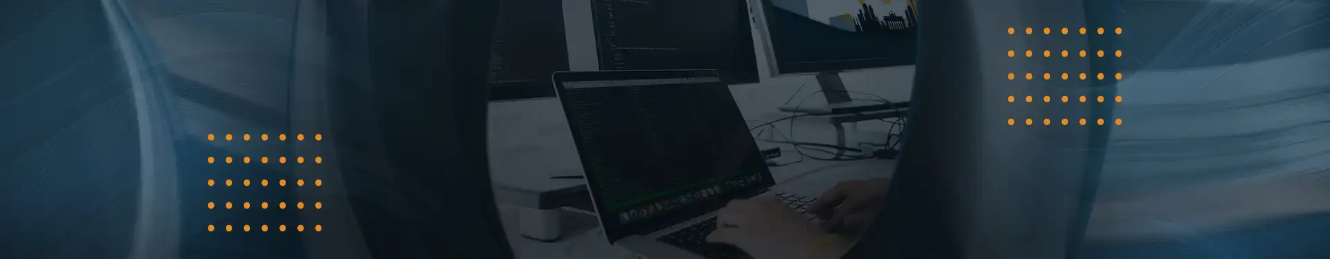 Headerbild: Hände tippen Code in den Laptop. Dies visualisiert die technische Umsetzung einer Webseite.